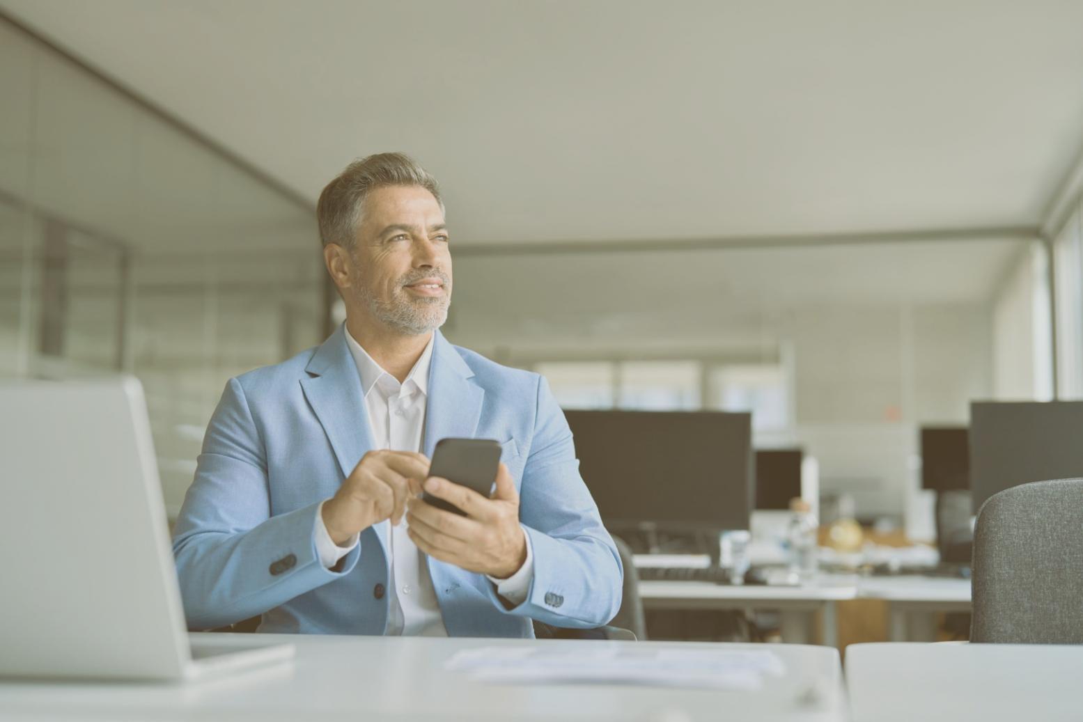 Estudiante resolviendo caso práctico de análisis económico