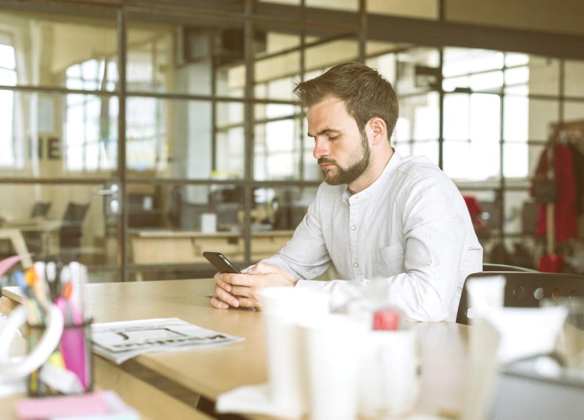 Estudiantes colaborando en planificación económica