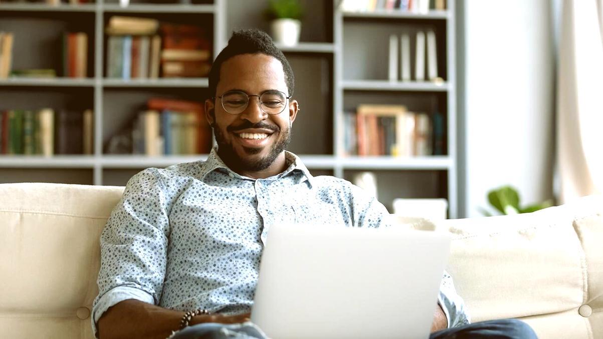 Estudiante presentando análisis económico