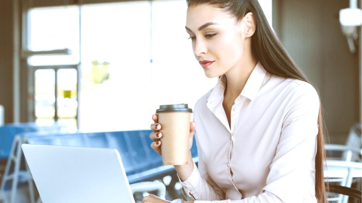 Equipo trabajando en análisis económico colaborativo