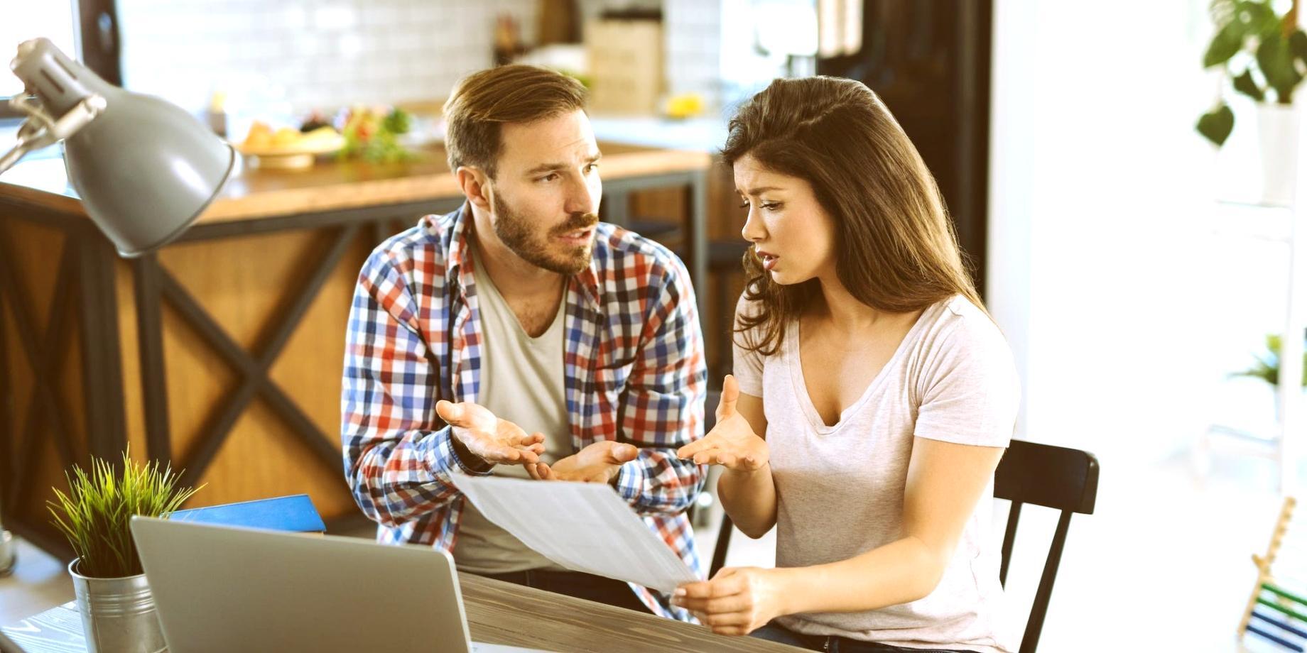 Estudiantes participando en planificación económica interactiva