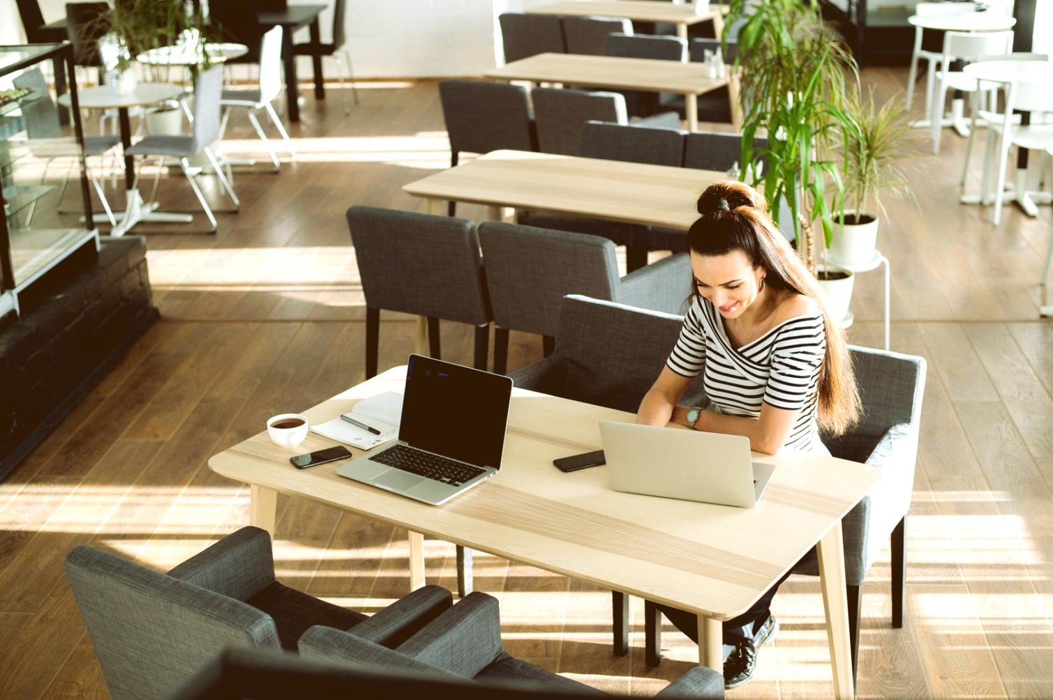 Estudiantes colaborando en proyectos de planificación económica